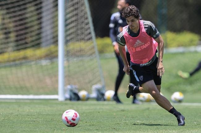 Fotos do treino do Atltico nesta quarta-feira (12/10), na Cidade do Galo. Em recuperao de um incmodo na panturrilha esquerda, Hulk fez funcional no campo e ainda  dvida para o confronto contra o Flamengo, no sbado, s 20h30, no Maracan, pelo Brasileiro