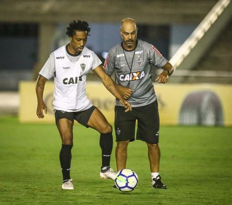 Jogadores trabalharam com bola no Almeidão, em João Pessoa, local da partida desta quarta, às 21h45, contra o Botafogo-PB, pela segunda fase da Copa do Brasil. Houve treinamento de pênaltis