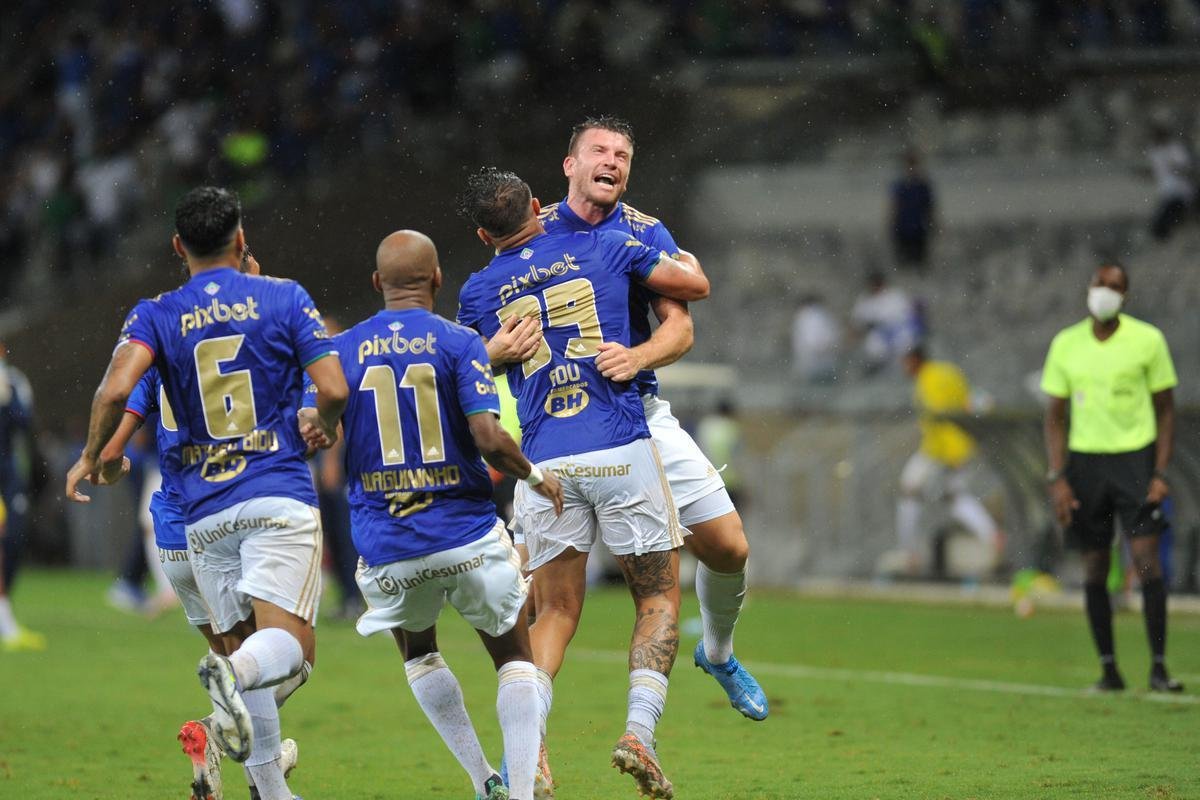 Edu marcou o gol da vitria do Cruzeiro sobre o Democrata-GV no ltimo minuto e mostrou novamente poder de deciso