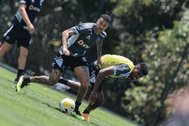 Fotos do treino do Atltico nesta quarta-feira (12/10), na Cidade do Galo. Em recuperao de um incmodo na panturrilha esquerda, Hulk fez funcional no campo e ainda  dvida para o confronto contra o Flamengo, no sbado, s 20h30, no Maracan, pelo Brasileiro