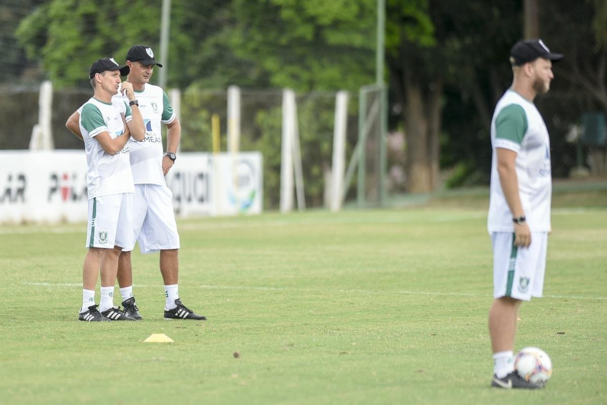 Lisca foi apresentado, conversou com jogadores e assistiu ao treino do América