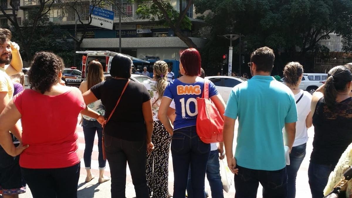 Torcedores do Cruzeiro saem s ruas com a camisa do clube, em dia de deciso