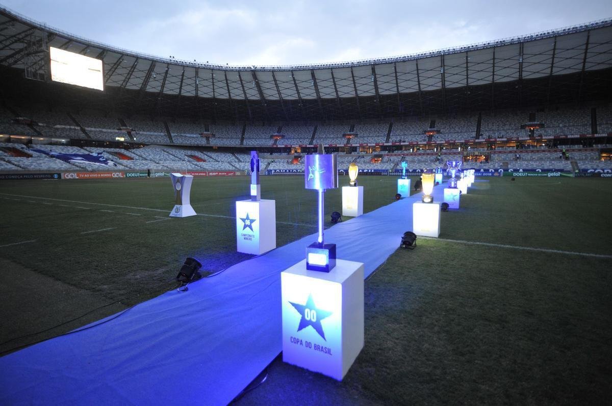 Antes de jogo entre Cruzeiro e Cear, goleiro Fbio foi homenageado pelas 800 partidas a servio do clube. Na imagem, todos os trofus conquistados pelo camisa 1 no time celeste: seis Campeonatos Mineiros (2006, 2008, 2009, 2011, 2014 e 2018), trs Copas do Brasil (2000, 2017 e 2018) e dois Campeonatos Brasileiros (2013 e 2014).