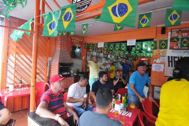 Na regio de Venda Nova, em Belo Horizonte, torcida festeja vitria do Brasil sobre a Coreia do Sul por 4 a 1 pelas oitavas de final da Copa do Mundo