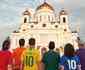 Grupo ativista usa camisas de selees da Copa para expor bandeira LGBTQ na Rssia