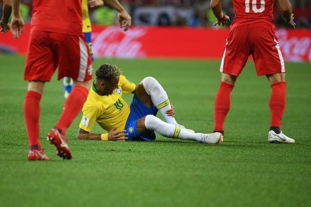 Poucas quedas, assistência e 'ousadia': a atuação de Neymar contra a Sérvia