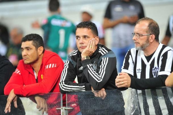 Fotos de tristeza e decepo dos torcedores atleticanos com a eliminao da Copa Sul-Americana para o Coln, no Mineiro. Galo perdeu nos pnaltis por 4 a 3