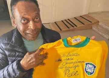 "Um dia tão glorioso para você, Lewis Hamilton, quanto para nós, brasileiros", disse Pelé em publicação de uma foto sua com a camisa da Seleção Brasileira