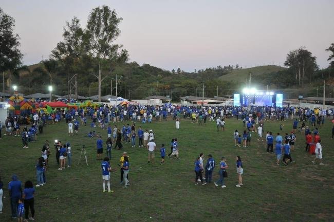 Caravana do Cruzeiro em Conselheiro Lafaiete, com a presena de Ronaldo Fenmeno. Milhares de torcedores cruzeirenses compareceram ao Parque de Exposies Tancredo Neves para prestigiar o evento oficial do clube