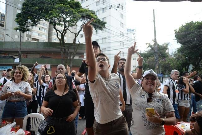 Festa atleticana no Bar do Salomo, em BH, com a conquista do ttulo da Supercopa do Brasil. Galo venceu o Flamengo por 8 a 7 nos pnaltis aps empate por 2 a 2 no tempo normal