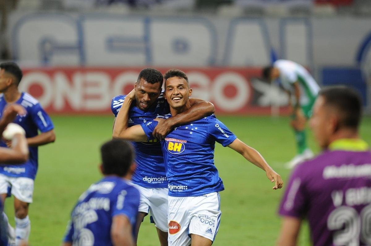 Welinton empatou para o Cruzeiro, que jogou boa parte do segundo tempo com um jogador a menos devido  expulso de Pottker. Final no Mineiro: 3 a 3