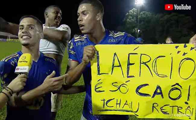 Jogadores do Cruzeiro exibiram cartaz em resposta a presidente do Retrô