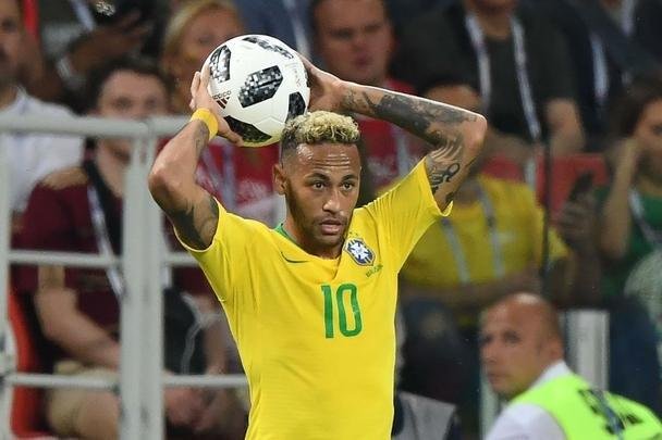Poucas quedas, assistência e 'ousadia': a atuação de Neymar contra a Sérvia