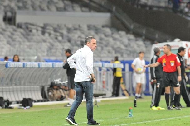 Veja as reaes do tcnico Paulo Bento na estreia pelo Cruzeiro, no duelo contra o Figueirense