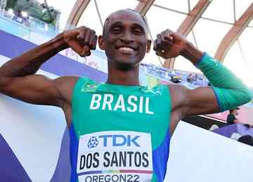 Medalhista de bronze nos Jogos de Tóquio, brasileiro confirma favoritismo e vence a prova dos 400m com barreiras em estádio lotado 
