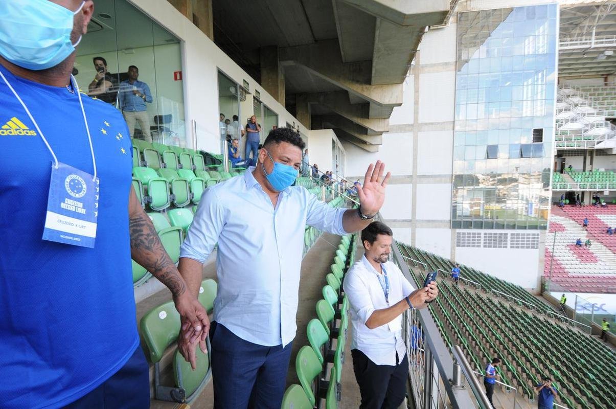 Ronaldo prestigiou vitria do Cruzeiro sobre a URT, por 3 a 0, no Independncia, e foi ovacionado pela torcida celeste