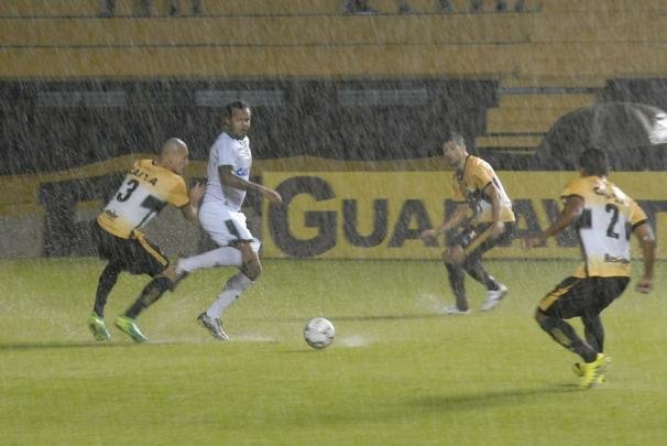 Fotos da vitria de virada do Amrica sobre o Cricima no Estdio Heriberto Hulse, em Cricima, pela Srie B