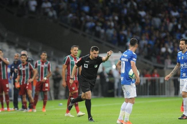 No segundo tempo, Cruzeiro perdeu pnalti com Sass, mas chegou  virada em nova cobrana, dessa vez bem executada por Thiago Neves: 2 a 1