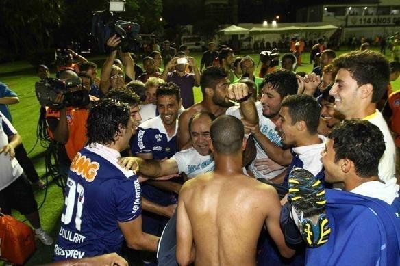 Festa dos jogadores do Cruzeiro no Barrado com a conquista do tricampeonato brasileiro