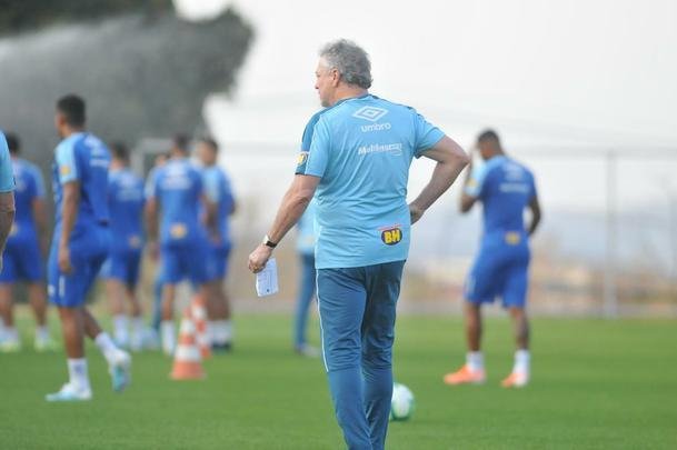 Fotos do primeiro treino de Abel Braga na Toca da Raposa II. Tcnico foi apresentado pelo Cruzeiro neste sbado e dirigir a equipe na segunda, s 20h, diante do Gois, no Serra Dourada, pela 22 rodada do Campeonato Brasileiro