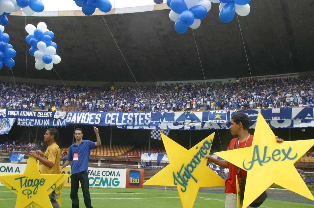 Com o ttulo brasileiro confirmado, o Cruzeiro fez no dia 7 de dezembro de 2003 o jogo da taa e das faixas contra o Fluminense, no Mineiro. Com show de Alex, autor de dois gols, o time celeste goleou os cariocas por 5 a 2 e promoveu nova festa da torcida azul em Belo Horizonte. Jogadores finalmente ergueram a taa oficial do Campeonato Brasileiro, cedida pela CBF, e deram a volta olmpica. Os campees brasileiros de 1966 tambm participaram das comemoraes no Gigante da Pampulha.