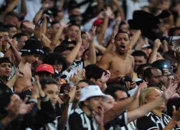 Alguns setores do estádio não têm mais ingressos disponíveis para o confronto desta quarta-feira (17/5), entre Atlético-MG e Corinthians, no Mineirão