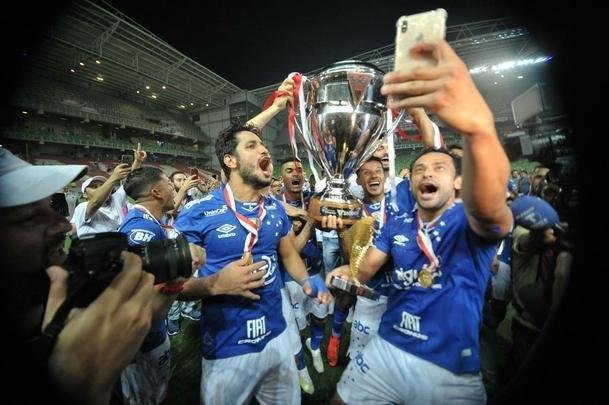 Entrega de medalhas e erguimento da taa: veja a festa do Cruzeiro com o bi do Mineiro