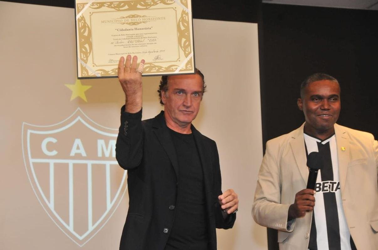 Nesta segunda-feira (6), o diretor de futebol Rodrigo Caetano, o tcnico Cuca e o atacante Hulk, do Atltico, receberam ttulos de cidados honorrios de Belo Horizonte. A iniciativa congratula os alvinegros pelo desempenho esportivo em 2021, com o ttulo do Campeonato Brasileiro.