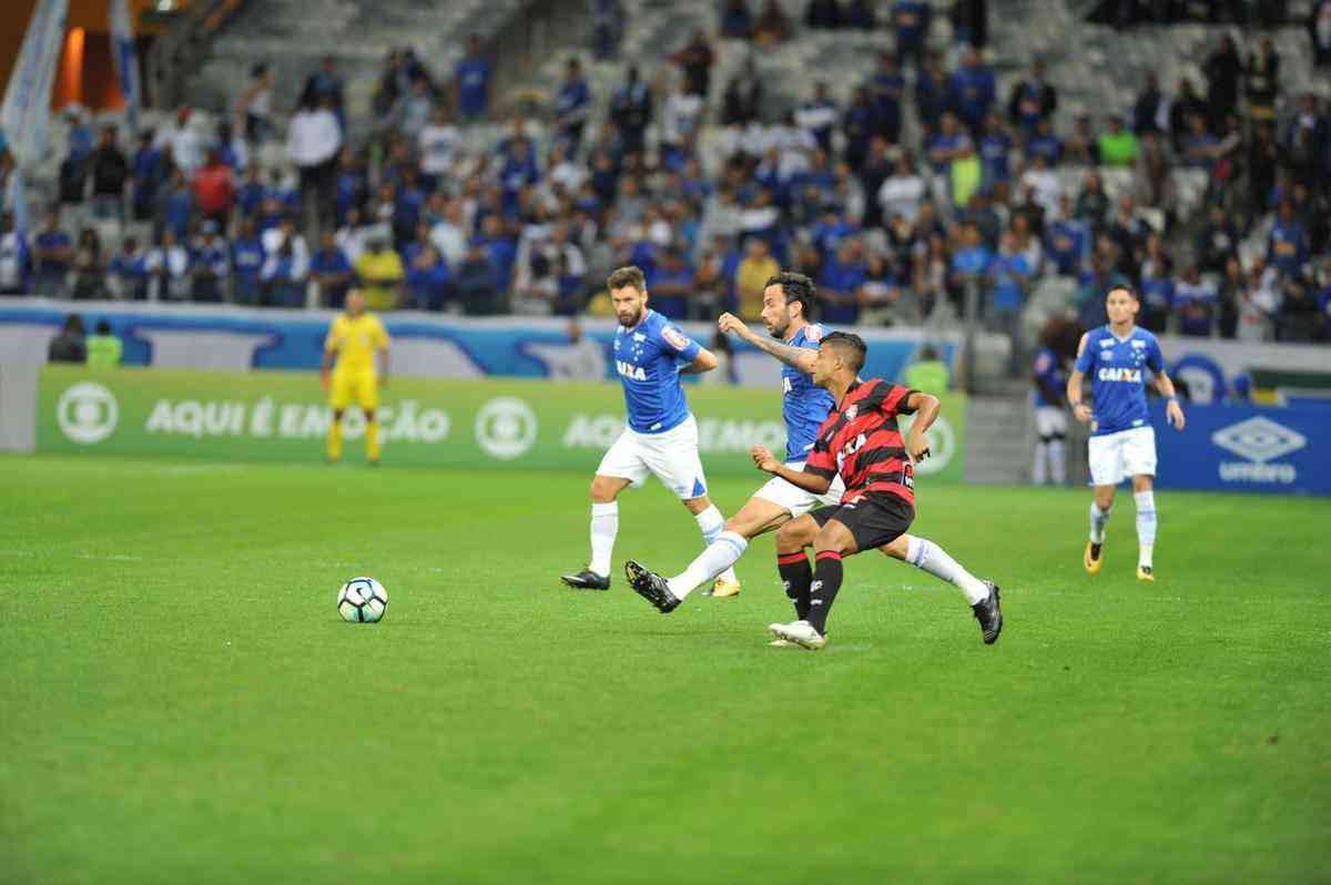 Cruzeiro empatou com o vitria, neste domingo, no Mineiro