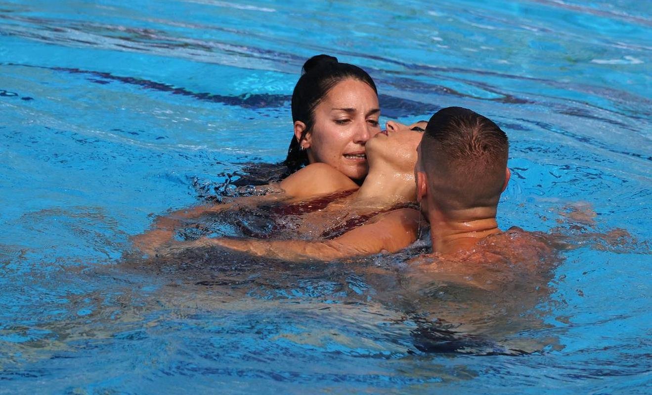 Nadadora Anita lvarez  resgatada pela treinadora Andrea Fuentes aps desmaiar na piscina durante a prova final do solo livre de nado artstico no Mundial de Esportes Aquticos de Budapeste, na Hungria