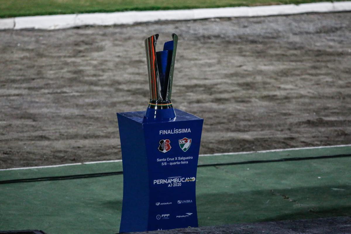 Primeiro tempo de jogo foi pegado, com chances para as duas equipes. O Salgueiro começou se lançando mais para o ataque, mas foram do Santa Cruz as melhores oportunidades. O time coral até balançou as redes, mas a arbitragem assinalou impedimento.