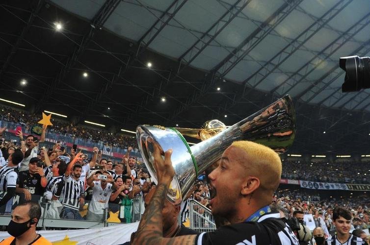 Atltico ergue a taa de campeo brasileiro e d a volta olmpica diante da torcida alvinegra, no Mineiro