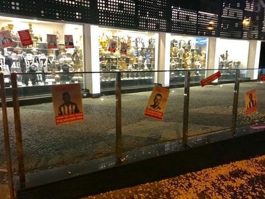 Imagens do protesto da torcida do Atltico na sede de Lourdes