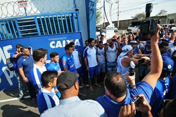 Antes do ltimo treinamento visando ao jogo contra o Grmio, os jogadores do Cruzeiro receberam apoio de torcedores na porta da Toca da Raposa II. O capito Henrique foi o porta-voz do elenco com os cruzeirenses. Alm dele, participaram da reunio o zagueiro Leo, o goleiro Rafael, o meia Robinho, o volante Lucas Romero e o meia Thiago Neves.