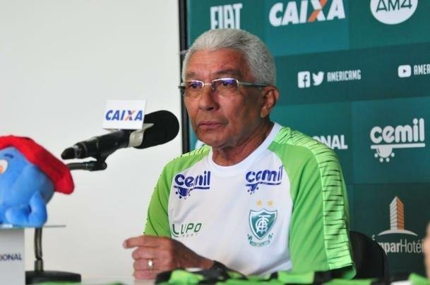 Técnico Givanildo Oliveira foi apresentado no CT Lanna Drumond pelo presidente Marcus Salum e comandou seu primeiro treino visando ao jogo de quinta-feira, contra o Internacional, em Porto Alegre
