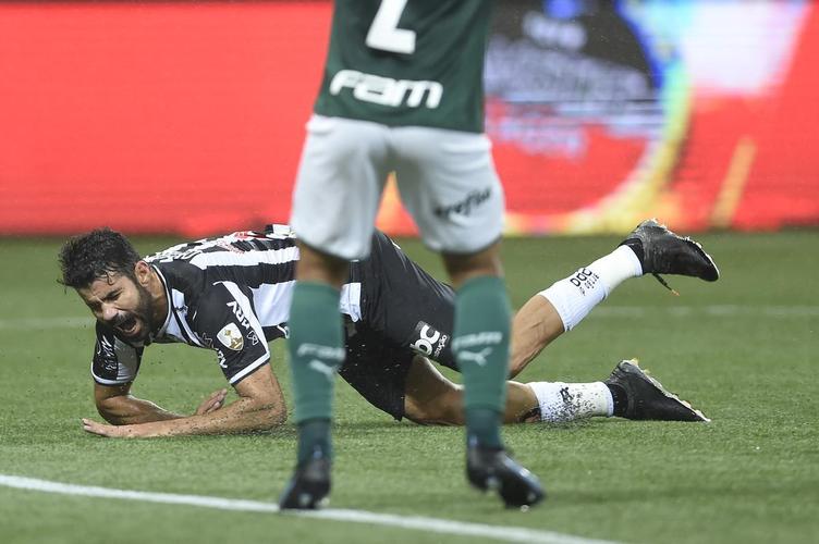 Diego Costa sofreu pnalti. Hulk cobrou e mandou na trave esquerda.