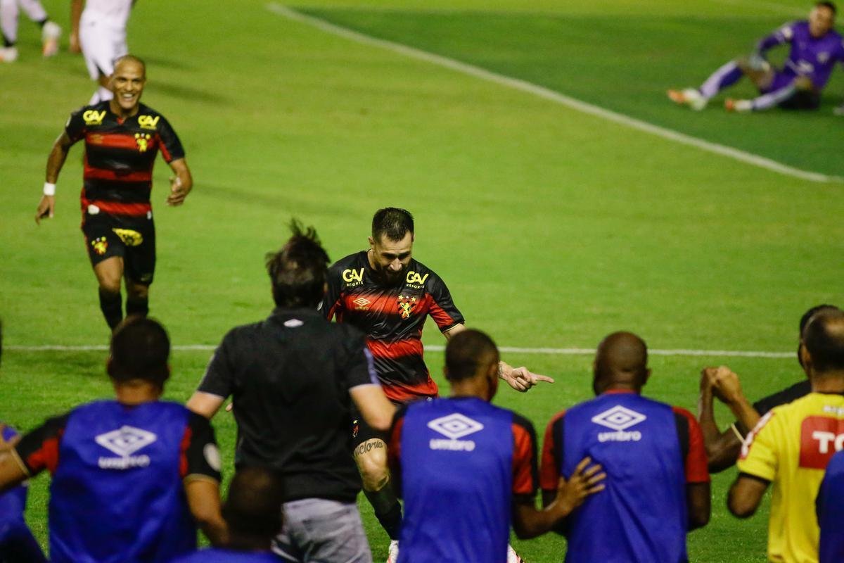 Sport estreou com clássico regional na série A e bateu o Ceará por 3 a 2, com dois gols de Elton e um de Jonatan Gomez, na Ilha do Retiro, sem público.