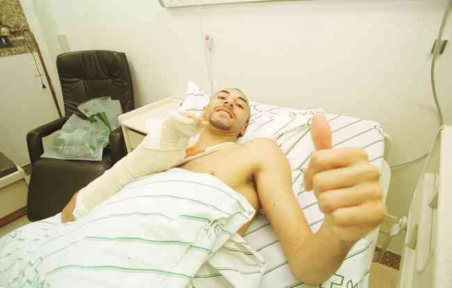 Gomes se recuperando após cirurgia no pulso direito, em maio de 2004. A operação foi feita no Hospital Mater Dei, em Belo Horizonte