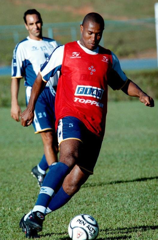 Fotos do zagueiro Joo Carlos em suas passagens pelo Cruzeiro, entre 1996 e 2001