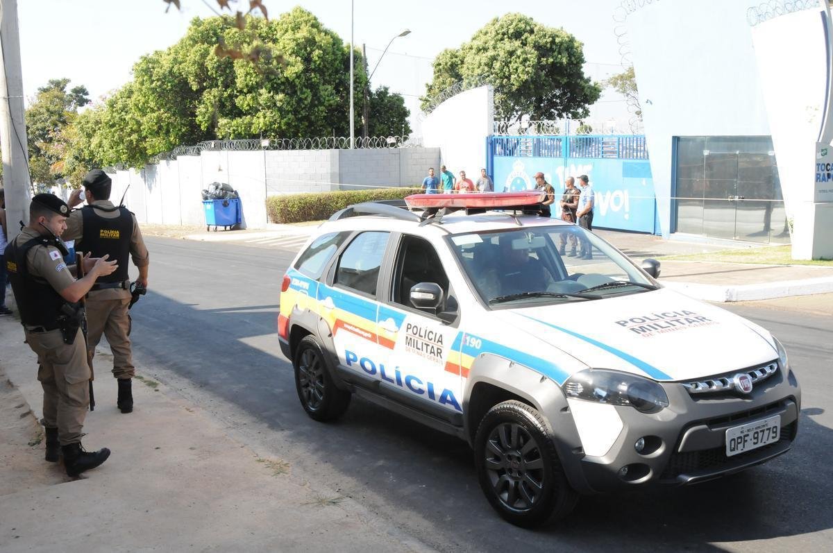 Integrantes da Mfia Azul protestaram na tarde desta tera, na porta da Toca II