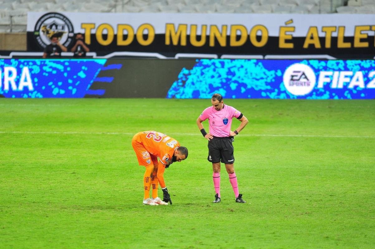 Goleiro Everson, do Atltico, foi heri na deciso por pnaltis contra o Boca Juniors ao defender duas cobranas e ao marcar o gol da classificao: 3 a 1 nas batidas alternadas aps 0 a 0 no tempo normal, no Mineiro.