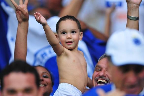 Torcida do Cruzeiro compareceu em grande nmero ao Mineiro e fez muita festa
