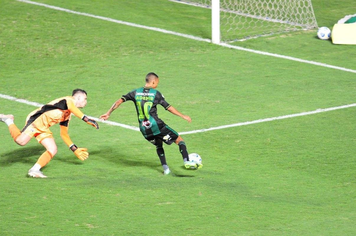 Ademir marcou dois gols na etapa final e colocou o Amrica em vatagem: 2 a 0