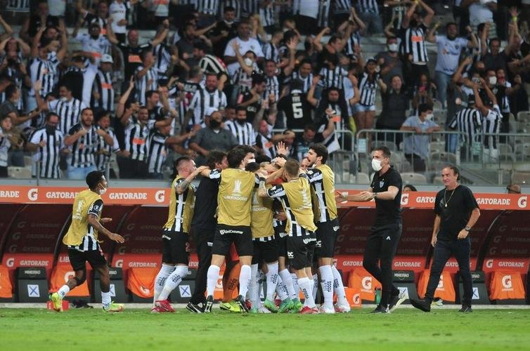 No segundo tempo, de cabea, Vargas abriu o placar para o Atltico no Mineiro: 1 a 0