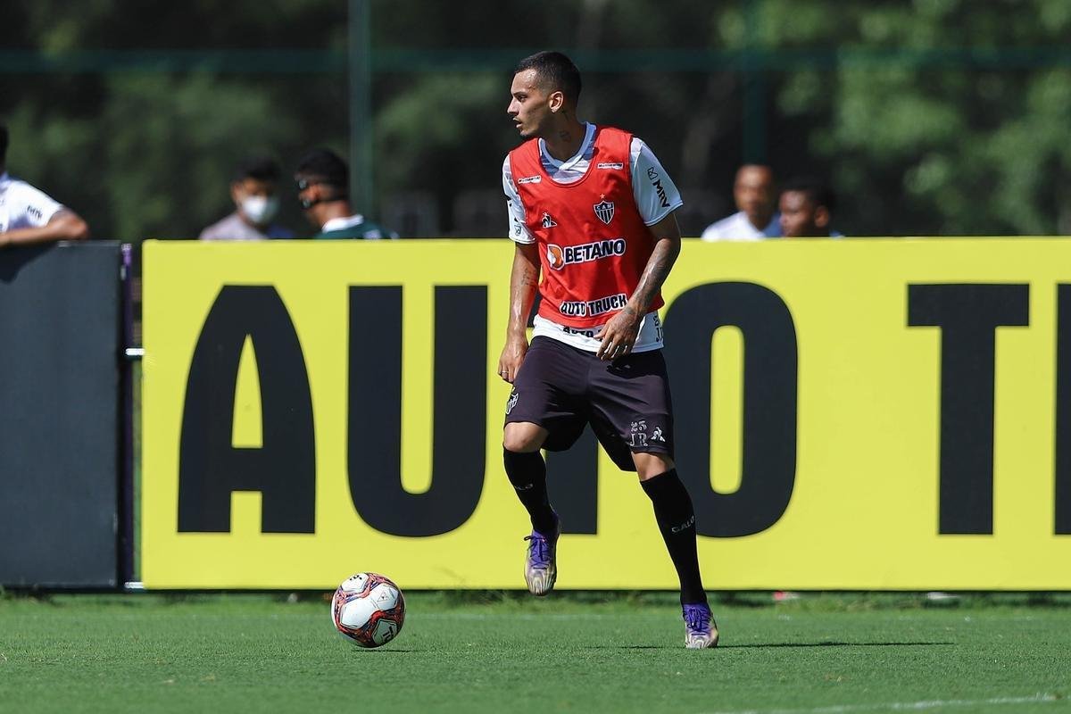 Fotos do coletivo entre profissionais e sub-20 do Atltico