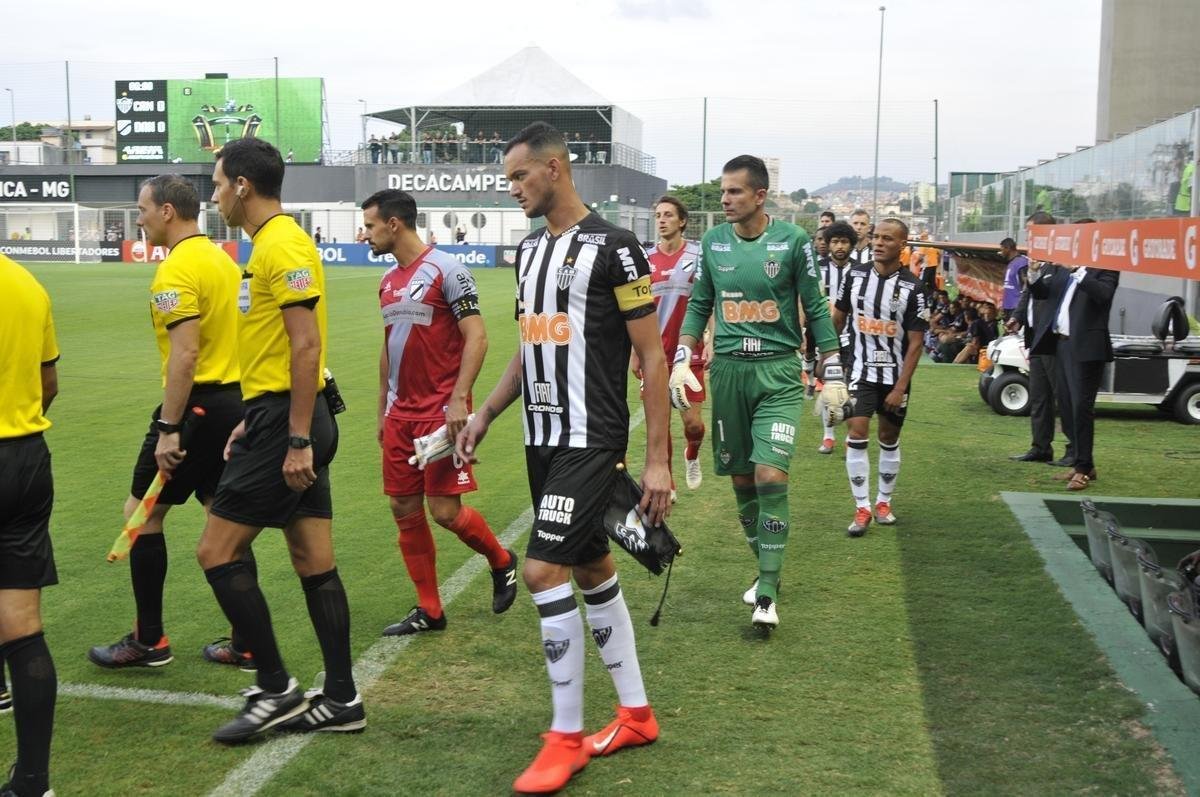 No primeiro tempo, Atltico abriu 3 a 1 no placar, com gols de Luan e Ricardo Oliveira (2)