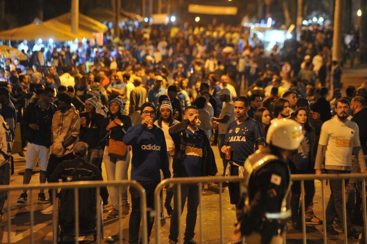 Torcida do Cruzeiro encarou frio e crise de abastecimento para apoiar o time contra o Palmeiras, no Mineiro