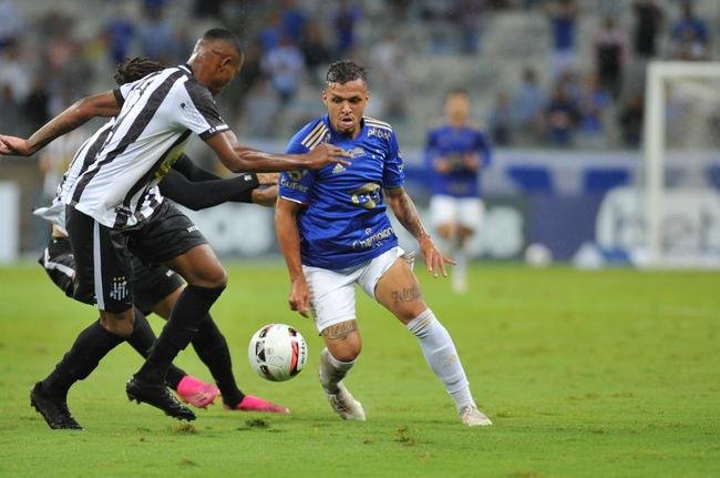 Edu marcou o gol da vitria do Cruzeiro sobre o Democrata-GV no ltimo minuto e mostrou novamente poder de deciso