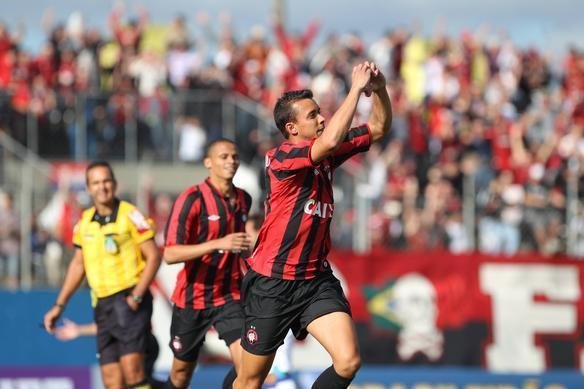 Cruzeiro e Atltico-PR se enfrentaram na Vila Olmpica do Boqueiro