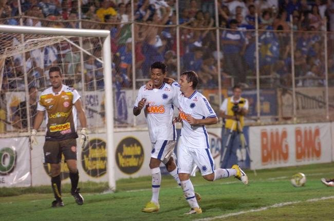 O Cruzeiro atropelou o Amrica de Tefilo Otoni por 8 a 1, no estdio Nassri Mattar, no jogo de ida da semifinal do Campeonato Mineiro de 2011. Os gols foram de Henrique, Gilberto, Lo (2), Montillo (3) e Wallyson.